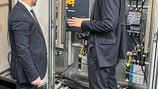 Servo hydraulics independent of the control system: The servo hydraulics software module is integrated directly into the b Maxx 5500 servo drive (pictured: Mehmet Sari, Export Sales Manager at Hürsan Pres (left), Özgür Deniz Demirbaş, Country Manager at Baumüller Turkey) (Image:Baumüller)