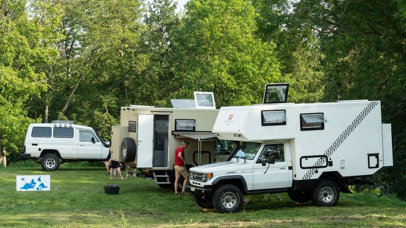 1984 wurde der J7 als Ersatz des J4 eingeführt als Softtop und Hardtop (Stoffverdeck, abnehmbares festes Verdeck), als Pick-up, als geschlossener drei- und fünftüriger Geländewagen sowie als Modell mit seitlichen nach innen gerichteten Rücksitzen. Der Land Cruiser J7 ist oftmals in Nachrichtensendungen im Zusammenhang mit UNO-Missionen und kriegerischen Auseinandersetzungen zu sehen. Er wird in Deutschland auch zu Zwecken des Rettungsdienstes zugelassen, insbesondere für die Bergwacht.  (Bild: Toyota)