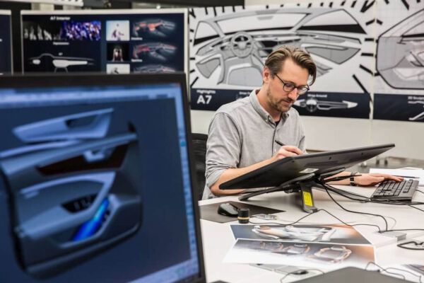 Modelleure bei Audi beherrschen sowohl die handwerkliche Arbeit am physischen Modell als auch den Umgang mit den CAD-Tools am Rechner. (Audi)