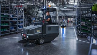 In Logistik und Produktion ist die richtige Kombination von Reinigungstechnik entscheidend, um in kurzer Zeit gründlich für Sauberkeit zu sorgen. (Bild: Kärcher)
