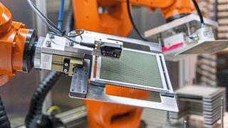 Vollautomatische Assemblierung von Einzelkomponenten zu Hochtemperaturelektrolyseuren (SOC) und Hochtemperaturbrennstoffzellen. (Bild: Fraunhofer-IKTS)