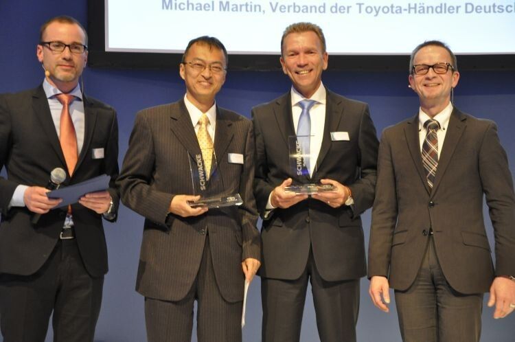 Hosoe Masaki (Toyota Deutschland, 2. v. li.) und Michael Martin (Toyota-Händlerverband, 2. v. re.) nahmen die Trophäe gerne für die „Großen Importmarken“ mit nach Hause. Masaki versprach, die kommende Marketingstrategie des Importeurs sei „Hot like Wasabi“. (Foto: Richter)