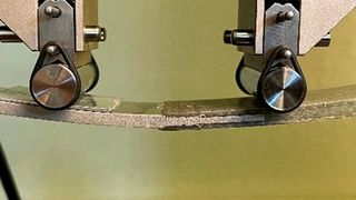 Bild 2: 4-Punkt-Biegeversuch an einer hybriden Verbindung mit integriertem „FAUSST“-Textil. (Bild: SKZ)