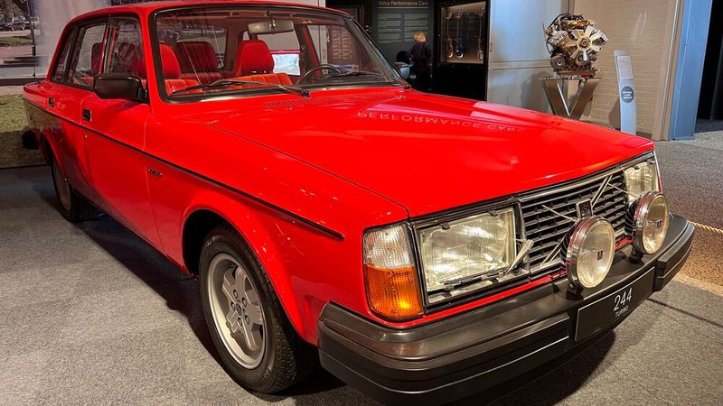 Turbo-Express: 1979 testete Volvo-Chef Pehr G. Gyllenhammar in seinem rot lackierten 244 Dienstwagen die neue Technik. Zum Modelljahr 1981 ging der Turbomotor (Motor B21ET) mit 114 kW (155 PS) in Serie. (Bild: autodrom)