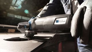 Mit der neuen Kantenfräse Trutool TKA 700 löst Trumpf die Vorgängerin TKA 500 ab. Mit der neuen lassen sich, wie es heißt, in Baustahl Fasenlängen 7 Millimeter anarbeiten.  (Trumpf)