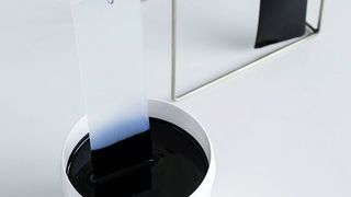 Leicht zu applizieren und hoch dehnbar ist die von Wacker entwickelte Silicon-Dispersion namens Powersil 430, die auf der K 2016 ein Highlight des Chemieunternehmens darstellte. (Wacker)