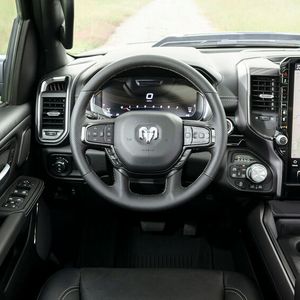 Innen gibt es neues Infotainment.(Bild:  Stellantis)