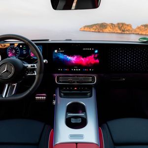 Vermutlich werden die Passagiere schnell vom überwältigenden Screen abgelenkt, der von der linken bis zur rechten A-Säule reicht.(Bild:  Mercedes-Benz)