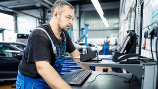 Repair-Pedia enthält unter anderem Dokumentationen und Anleitungen von Fahrzeugherstellern und -importeuren sowie weiteren Branchenteilnehmern und gilt damit als eine der umfangreichsten Wissensquellen für Kfz-Reparaturen im deutschsprachigen Raum. (Bild: DAT/Oliver Tjaden)