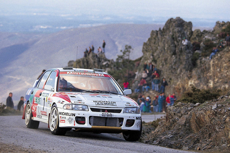 Mit ihm hat alles begonnen: der Mitsubishi Lancer als Evo I, II und III startete die Serie der weltweiten Erfolge in den Rallyeserien. (Foto: Mitsubishi)