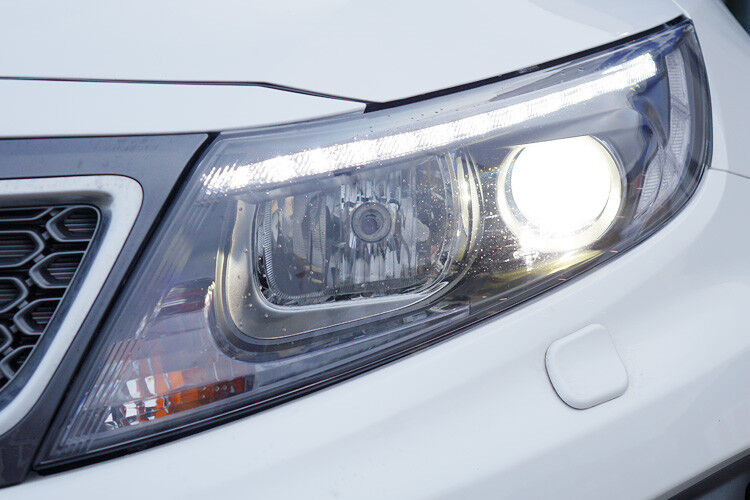 Der Kia Optima Hybrid besitzt einen LED/Xenon-Scheinwerfer, der mit einer sehr guten Lichtausbeute glänzt. (Foto: Thomas Günnel)