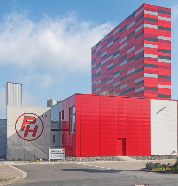 Das „Wahrzeichen“ von Paul Henke: Der rund 24 m hohe Lagerturm ist in den Logofarben des Unternehmens gestaltet. (Bild: Kardex Remstar)