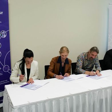 Zum Start von ARCH unterzeichnen Cyberagentur und Projektteam die Vereinbarungen für eine systematischere Erfassung von Schäden durch Cyberkriminalität. Im Bild: Dr. Nicole Hartlapp, Bettina Bubnys, Prof. Dr. Christian Hummert und Prof. David Décary-Hétu. (Bild: Cyberagentur)