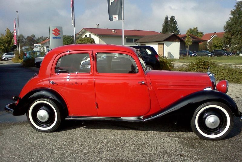 Auch ein alter Mercedes darf nicht fehlen. Das nicht näher spezifizierte Modell gehört Ludwig Eschlberger. (Bild:privat)