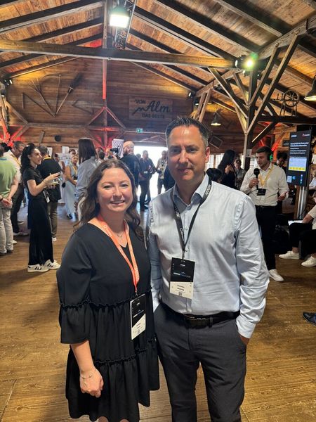 Immer im regen Austausch über aktuelle Entwicklungen sind Mihriban Dincel (IT-BUSINESS) und Thorsten Hecking (Arrow) (Bild: Vogel IT-Medien GmbH)