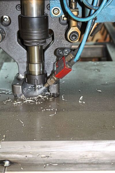 Erst durchsticht die Ergo Cut das 30 mm starke Metall mit dem Bohrer … (Boschert)