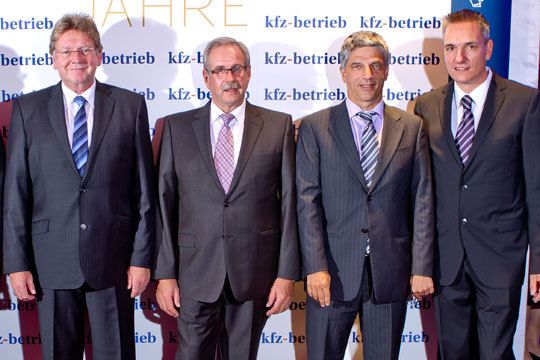 Udo Runkel und Rudolf Röser (Innung Rhein Westerwald), Dr. Armin Zitzmann (Nürnberger Versicherung), Wolfgang Michel (Vogel Business Media) (Archiv: Vogel Business Media)