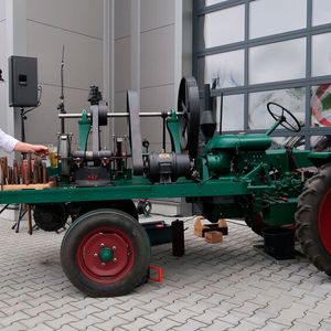 Das Schmiedefeuer brannte auf der Plattform eines Traktors der Hamburger Marke Ritscher. Der Hintergrund ist schlicht Namensgleichheit: Auch die vorführenden Schmiede heißen Ritscher.(Bild:  Diehl – VCG)