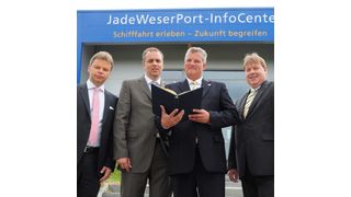 Sie besiegelten den Beitritt der Jade-Weser-Port Logistics Zone GmbH zur DGG (von links): Michael Möhlmann, stellvertretender  Beiratsvorsitzender der DGG, DGG-Geschäftsführer Dr. Thomas Nobel sowie Geschäftsführer Jens Briese und Vertriebsleiter Rüdiger Beckmann von der Jade-Weser-Port Logistics Zone. Bild: Jade-Weser-Port (Archiv: Vogel Business Media)