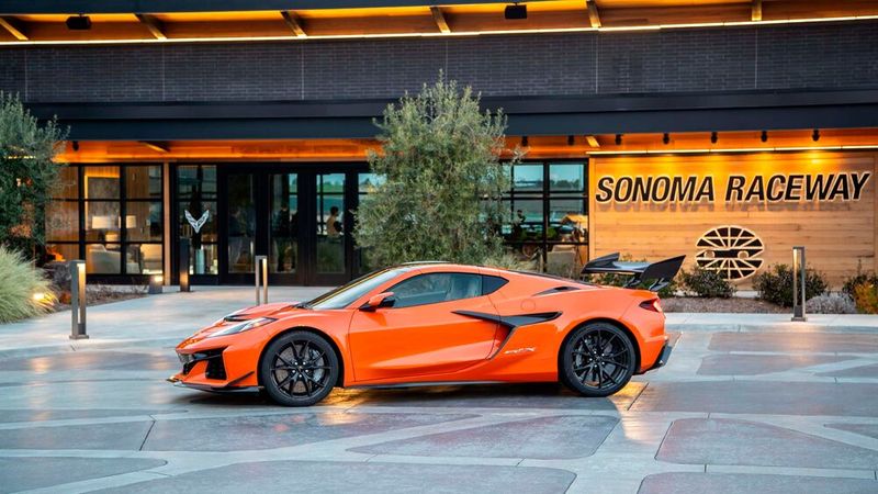 Karbon-Splitter, breite Schweller, ein Heckflügel, der eher nach Bühnenrequisite als nach Serienteil aussieht. (Bild: Chevrolet)
