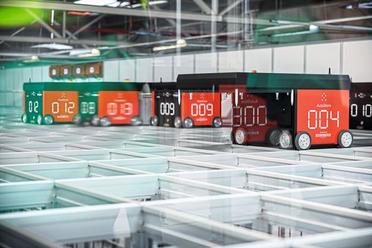 Die Autostore-Robotik-Lösung ist ein modulares System und kann bei vertikaler Lagerung auch kleinere Teile aufnehmen.(Bild:  Continental)