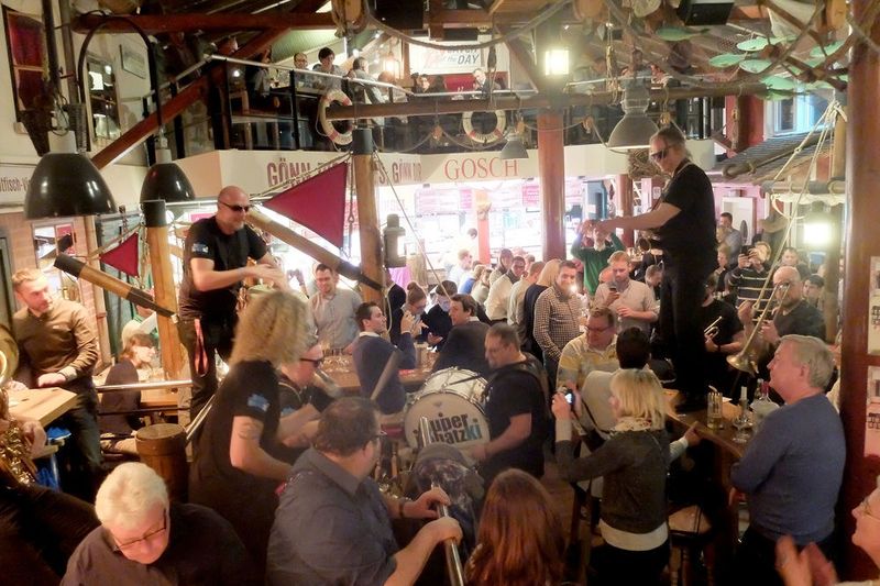 Gute Stimmung garantiert: Die Alte Bootshalle von Gosch bietet das richtige Ambiente. (Zietz / »kfz-betrieb«)