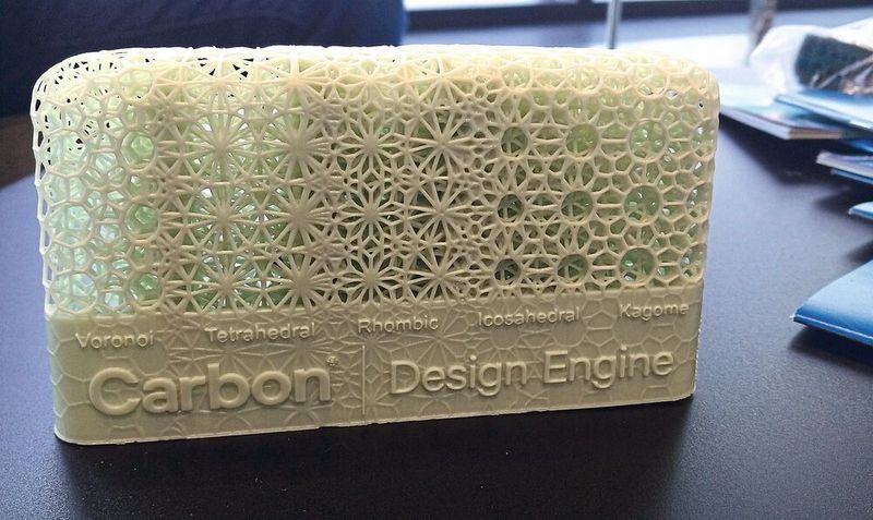 Weich oder hart, wie sitzen Sie besser? Im DLP-Verfahren druckt Carbon Gitterstrukturen aus Elastomeren. Die Software „Design Engine Pro“ erzeugt fünf Strukturen sowie die Übergänge zwischen den Strukturen automatisch. Jede Struktur hat einen anderen Härtegrad. Verbaut in Fahrradsätteln oder Kindersitzen kann jede Sitzregion auf den Endkunden angepasst werden. (S. Käfer / VCG)