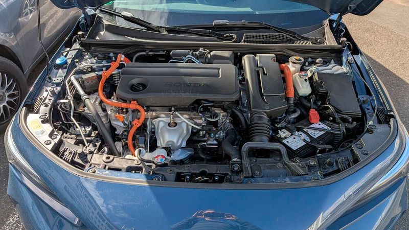 3. Der Motor: Der Civic ist ausschließlich mit einem Hybridantrieb verfügbar. Die Besonderheit an diesem Antriebskonzept ist, dass der 105 kW/143 PS starke Vierzylinder-Benziner in den allermeisten Fahrsituationen nur dazu dient, Strom für den E-Motor zu erzeugen (serieller Betrieb). Nur bei höheren Geschwindigkeiten wird der Benziner direkt mit den Rädern gekoppelt. In Summe bringt der Civic 135 kW/184 PS auf die Straße. Ein klassisches Getriebe gibt es im Civic nicht. Der laufruhige Hybridantrieb ist unbestritten das Sahnestück im Civic: Er sorgt für eine kraftvolle und lineare Beschleunigung. Der E-Motor und der Benziner harmonieren perfekt miteinander, nicht nur beim Fahren in der Stadt, dem Lieblingsrevier von Hybridantrieben, sondern auch auf der Autobahn bei hohen Geschwindigkeiten. Nur wenn man sehr kraftvoll auf das Gaspedal drückt, gibt der Antrieb ein dezentes Jaulen von sich. In keiner Fahrsituation hatte man das Gefühl, dass der Civic untermotorisiert ist.   (Bild: Rosenow – VCG)