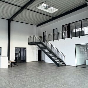 Neu bei Amhaz: Mit 300 Quadratmetern Ausstellungsfläche bekommt der Betrieb erstmals Showroom-Charakter. Im Kundenzentrum und den Verwaltungsbüros laufen künftig alle Fäden zusammen – von der Neuwagenberatung bis zur Serviceabwicklung. (Bild: Schreiner – VCG)