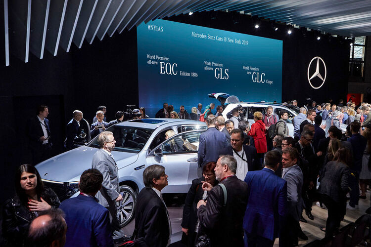 Großes Gedränge beim Mercedes GLS: kaum ein anderes Modell rückt auf der NYIAS so in den Mittelpunkt des Interesses. (press-inform)