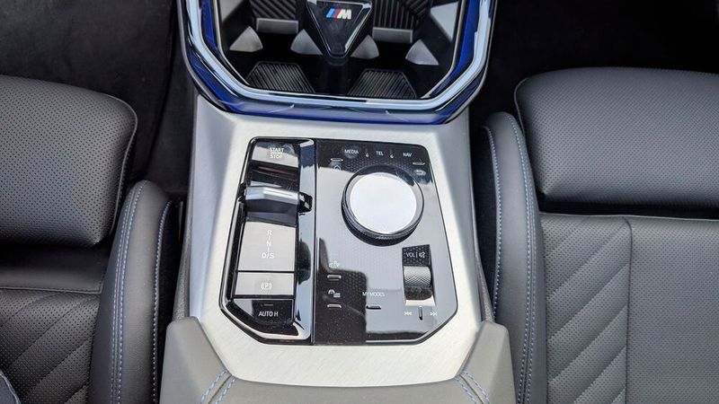 Auf der Mittelkonsole sitzt noch der I-Drive-Controller, um den herum die Schaltflächen für wichtige Menüpunkte angeordnet sind. Die Lautstärke-Walze sieht zwar schön aus, lässt sich aber nicht besonders gut handhaben. (Bild: Rosenow – VCG)