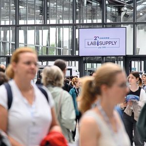 Herzlich willkommen zur LAB-SUPPLY Berlin 2026. In dieser Bildergalerie blicken wir zurück auf den 16. Juni, an dem die Labormesse on Tour wieder einmal in der Hauptstadt zu Gast war. Viel Spaß beim Durchklicken. 
 
 
Mehr Infos zu den kommenden LAB-SUPPLY-Messen finden Sie auf www.lab-supply.info (Bild: Stefan Stark)
