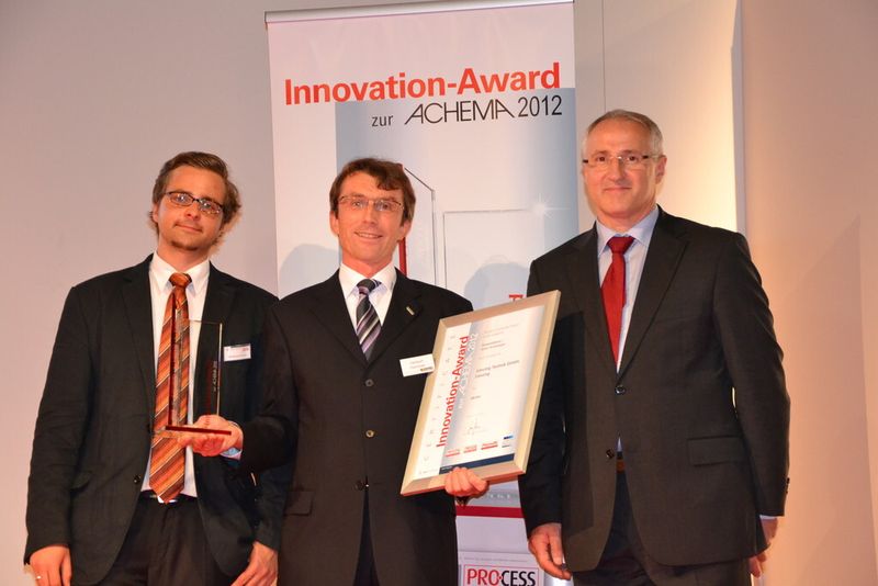 Lenzing Technik erhielt den Sonderpreis Energieeffizienz/Grüne Technologien für ihre Reaktor-Innovation. (v.l. Wolfgang Ernhofer, PROCESS; Herbert Hummer, Lenzing Technik; Gerd Kielburger, PROCESS) (Bild: PROCESS)