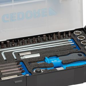 Das Sortiment umfasst eine ¼-Zoll-Bit-Umschaltknarre mit 2-Komponenten-Griff sowie einen Schraubendreher mit Multifunktionsgriff.(Bild:  Gedore (Thomas Philippi))
