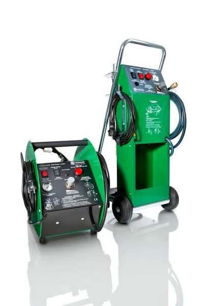 Das tragbare BMA-Tool für den Bremsflüssigkeitswechsel bietet Platz für ein handelsübliches Fünf-Liter-Gebinde. Ein 3,5 Meter langer Füllschlauch mit Schnellkupplung ermöglicht das bequeme Arbeiten an Fahrzeugen auf der Hebebühne. Das fahrbare BMB-Tool bietet Platz für Behälter von 5 bis 20 Liter und einen Halter für die Auffangflasche. (Liqui Moly)