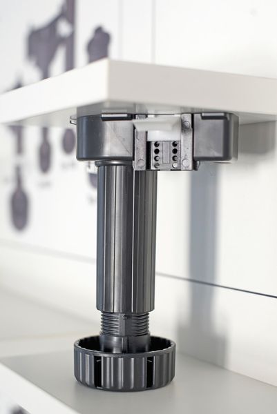 Sockelhöhenversteller sind die Hauptproduktgruppe von Paul Henke. Rund 55 Mio. dieser Artikel fertigt der Beschlägehersteller jedes Jahr. (Bild: Kardex Remstar)