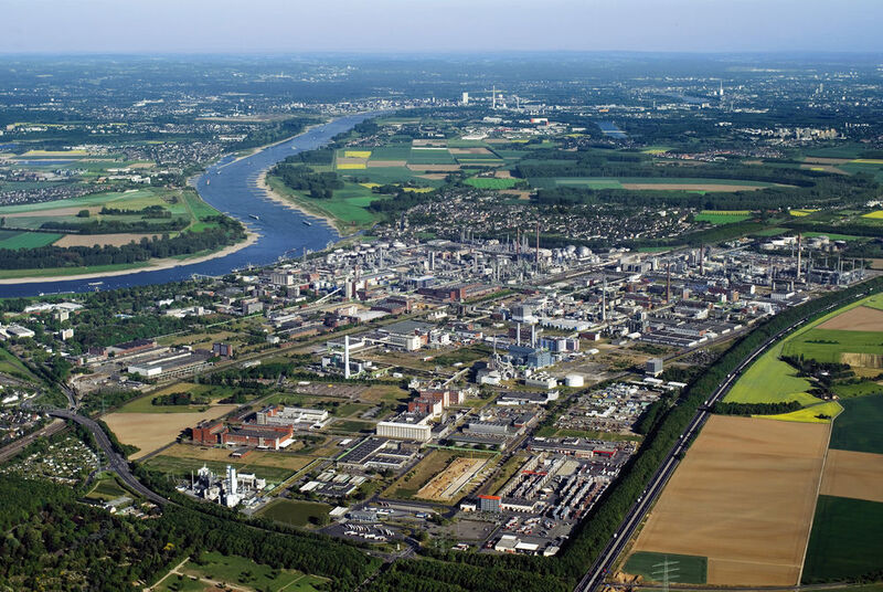 Mit 6973 Mitarbeitern (2015: 6.866) der Chempark-Unternehmen sowie rund 3515 Fremdfirmenmitarbeitern (2015: 3.532) bleibt das Dormagener Werk am Rhein 2016 einer der größten Arbeitgeber in der Region. Mit 501 Auszubildenden ist es auch der größte Ausbildungsbetrieb im Rhein-Kreis Neuss. Das Jahres-Nettoeinkommen aller Beschäftigten entspricht einer Kaufkraft von rund 300 Millionen Euro. (Currenta)