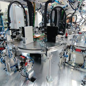 Montageautomat für elektromechanische Sensoren von UBH Mechanical Engineering mit Komponenten von Weiss: drei Rundschalttische und elf direkt angetriebene Pick-and-place-Einheiten schaffen eine Positioniergenauigkeit von 0,02 mm – bei einer Taktzeit von 1,5 s.