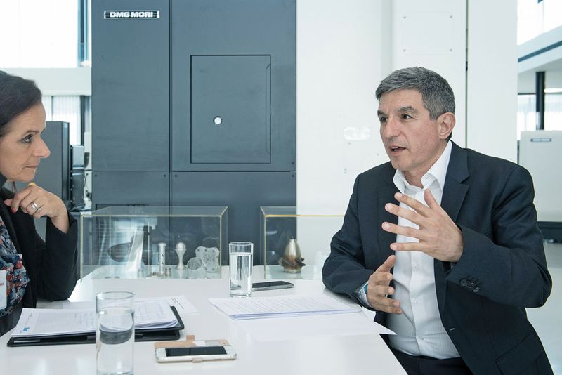 «Von der Beratung, über die Planung bis hin zur Umsetzung sowie der Schulung soll unser Kunde alles aus einer Hand erhalten können», Giuseppe Barile, Geschäftsführer DMG Mori Schweiz AG. (Thomas Entzeroth)