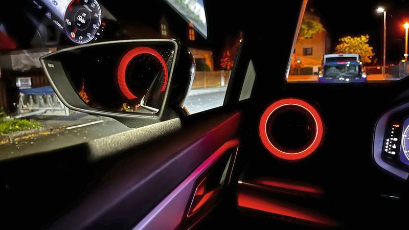 Aus der Rubrik „Dinge, die die Welt nicht braucht“: Je nach Ausstattungsvariante bietet der Arona eine zweifarbige „Ambientebeleuchtung“ in den vorderen Türen und an den Lüftungsdüsen. Sie bietet keinen Mehrwert, im Gegenteil: Je nach Sitzposition sorgt sie für Spiegelungen. (Bild: Simon - VCG )