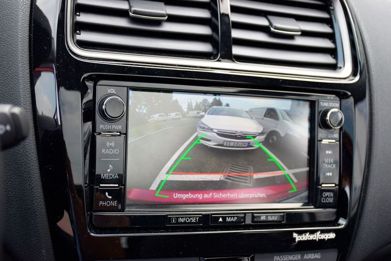 Mit dem großen, hochauflösenden Monitor überzeugt der ASX beim Einparken. (Holz / »kfz-betrieb«)