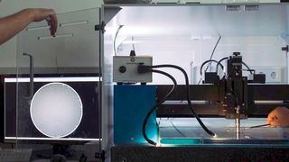 Bei der Fehleranalyse an Mikrelektronikkomponenten sollen KI und maschinelles Lernen für mehr Tempo, Vergleichbarkeit und Präzision führen. Was dahinter steckt, erklären hier die in einem dafür vorgesehenen Projekt involvierten Wissenschaftler. Hier bei der akustischen Mikroskopie. (Bild: Fraunhofer-IMWS)