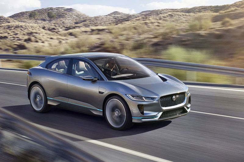 Von außen wirkt der I-Pace mit 4,68 Metern noch vergleichsweise kompakt und mit 1,56 Metern Höhe ist er näher am XJ als am F-Pace. (Jaguar)