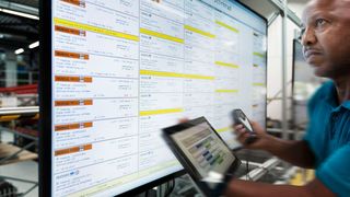 Optimale Materialversorgung in der Schaufensterfabrik bei Wittenstein in Fellbach mithilfe des Versorgungszuges „Milkrun 4.0“: Cyber-Physische Systeme unterstützen den Menschen bei seiner Arbeit. (Wittenstein)