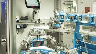 Nur besonders ausgebildetes Personal darf an der Prüfanlage für den Abgasstrang sensible Einricht- und Wartungsarbeiten ausführen – dies stellt das elektronische Schlüsselsystem EKS sicher. (Euchner)