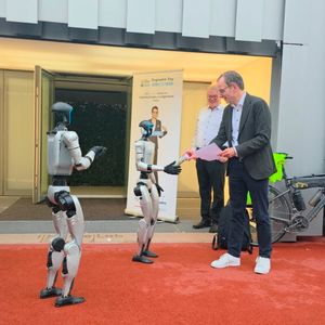 Stabübergabe von Muttenz an Luzern im Oktober 2025. An der HSLU findet am 4.3.2026 die erste National Conference of Engineers statt.(Bild:  Engineers' Day)