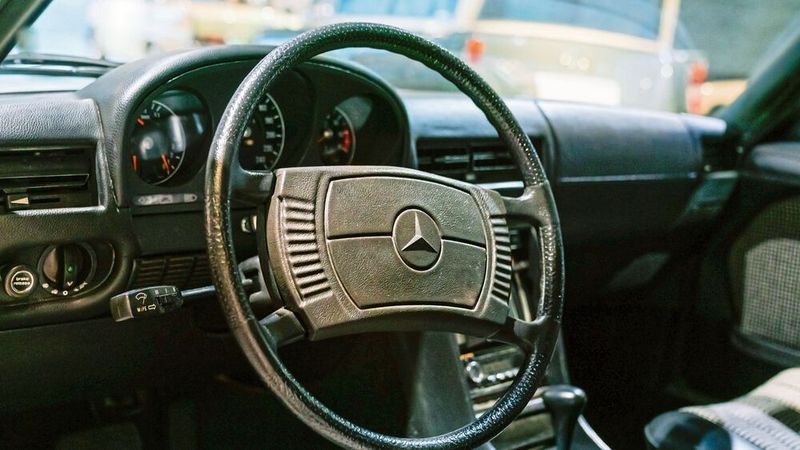 Typisch ESF: selbst anlegende Dreipunktgurte und ein Fahrerairbag. (Bild:  Mercedes-Benz )