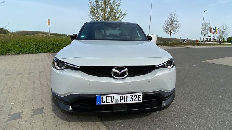 10. Der Preis:  Der Mazda MX-30 R-EV ist ab 35.990 Euro zu haben. Die von uns getestete Ausstattung Makoto kostet mindestens 40.490 Euro. Inklusive Sonderausstattungen kam unser Testwagen auf 44.740 Euro. (Bild: Kuhn – VCG)