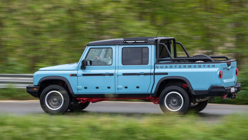 Die steil abfallenden Fenster sowie glatte Karosserieflächen zeigen auch optisch die Nähe zum Ineos Grenadier. (Bild: Simon Palfrader)