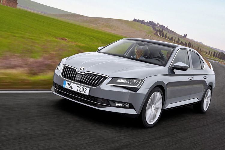 Mit breiter Front samt großem Kühlergrill, den auffälligen Scheinwerfern sowie den markanten Falzen auf der Motorhaube legt der Supberb das frühere Bieder-Image ein Stück weit ab  (Foto: Skoda)